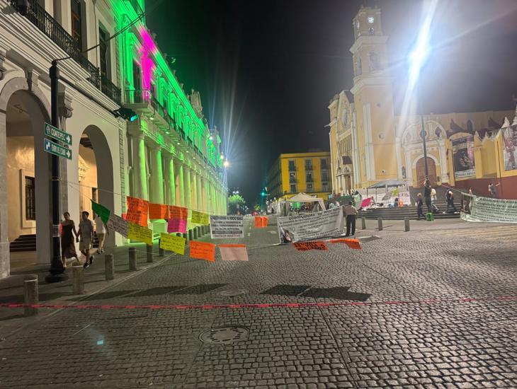 ¡Un día más! Maestros jubilados mantendrán plantón y bloqueo en el centro de Xalapa