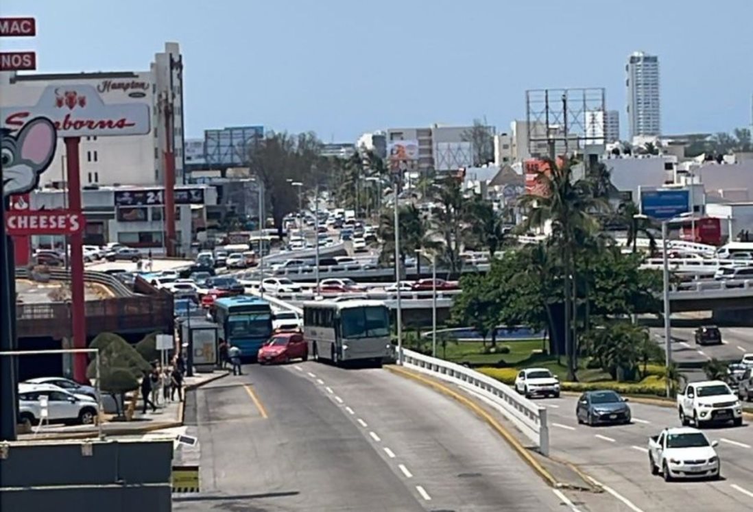 Caos vial por accidente en zonas de plazas en bulevar de Boca del Río