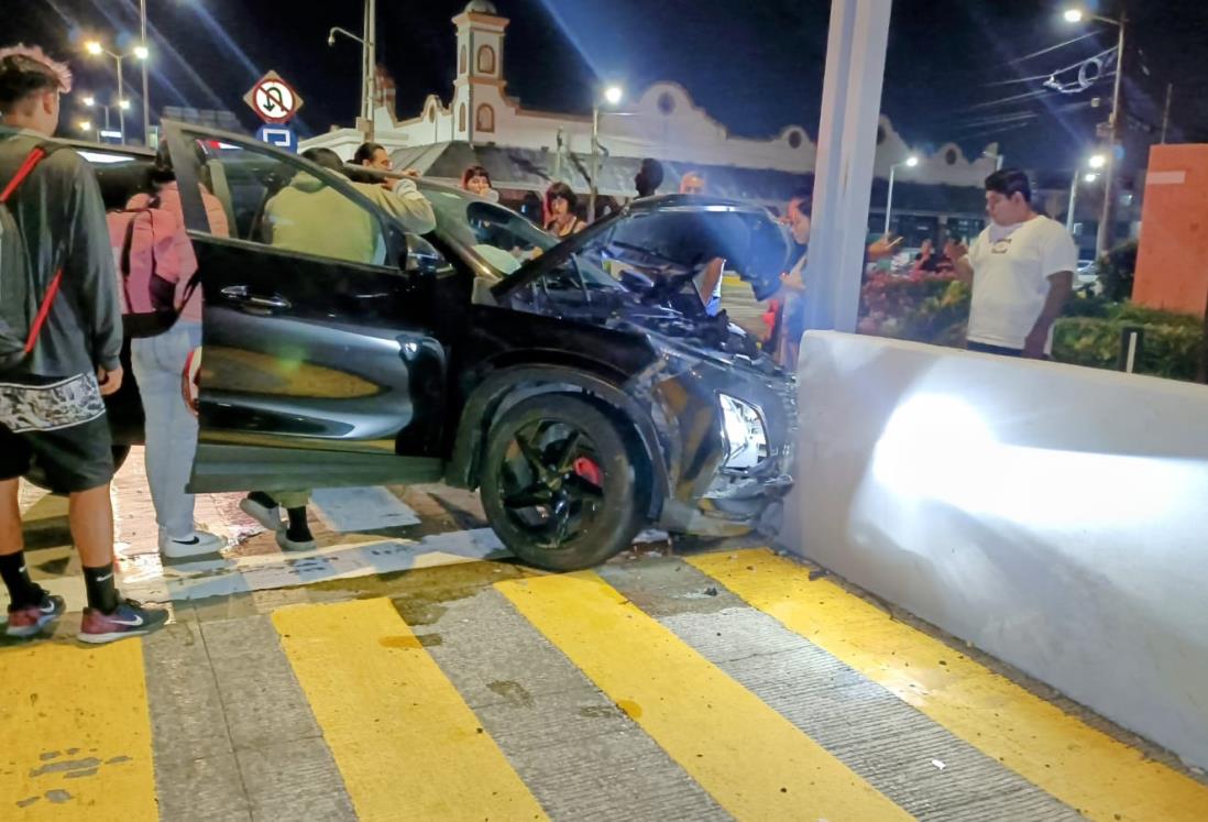 Conductora de camioneta provoca aparatoso accidente en bulevar de Boca del Río