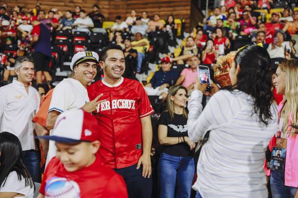 Máynez baila al ritmo de Nelson Kanzela y celebra el triunfo del Águila de Veracruz | FOTOS