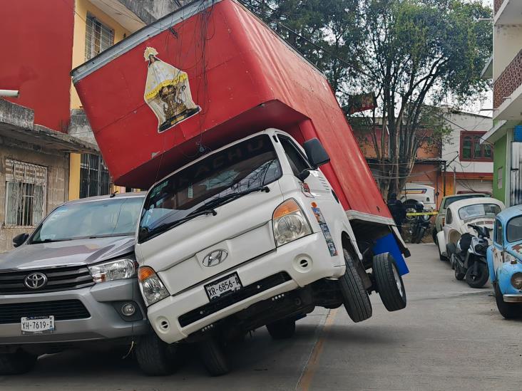 Camioneta queda recargada sobre otra tras jalar cables eléctricos en Xalapa