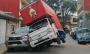 Camioneta queda recargada sobre otra tras jalar cables eléctricos en Xalapa
