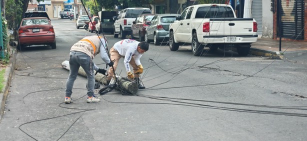 Conductor derriba poste en la avenida Venustiano Carranza y huye en Xalapa
