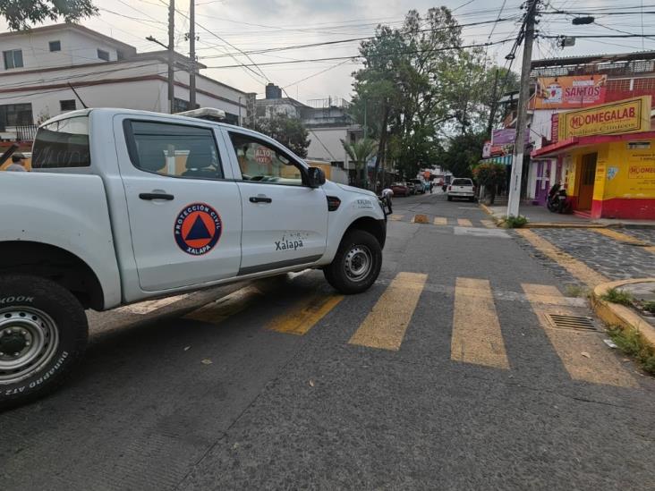 Conductor derriba poste en la avenida Venustiano Carranza y huye en Xalapa