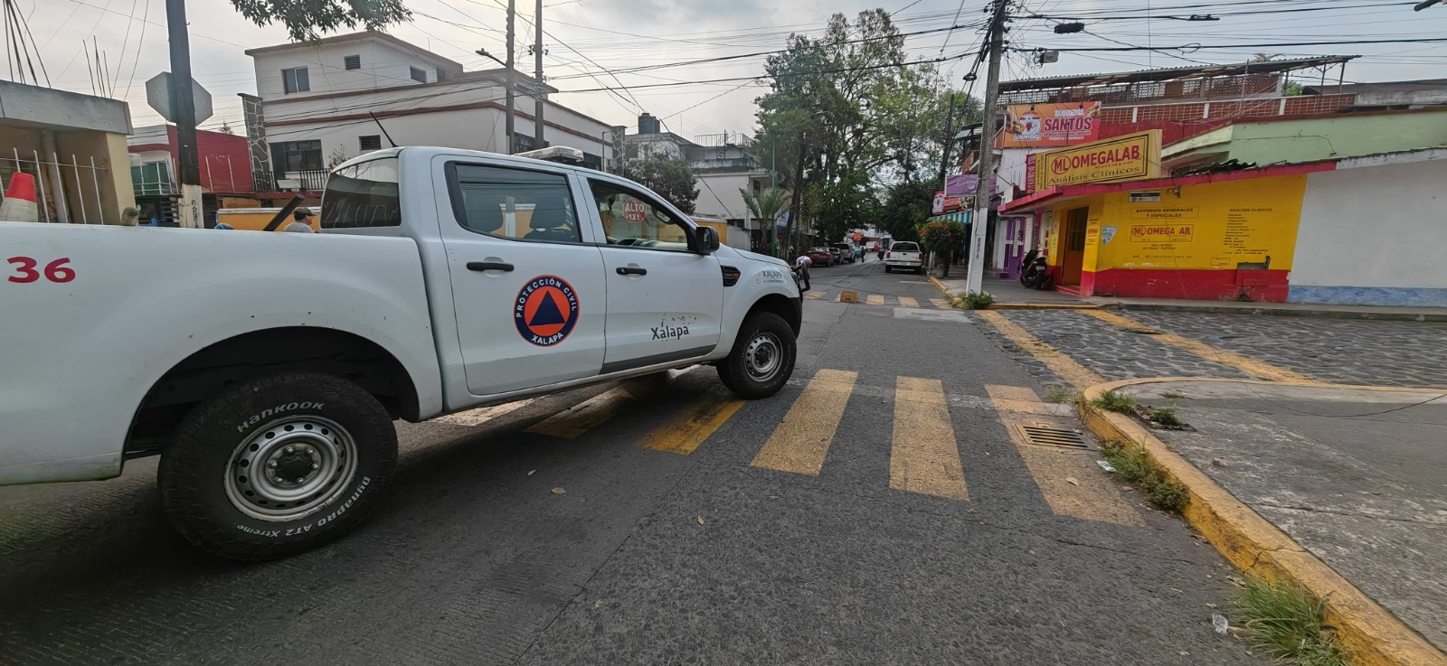 Conductor derriba poste en la avenida Venustiano Carranza y huye en Xalapa
