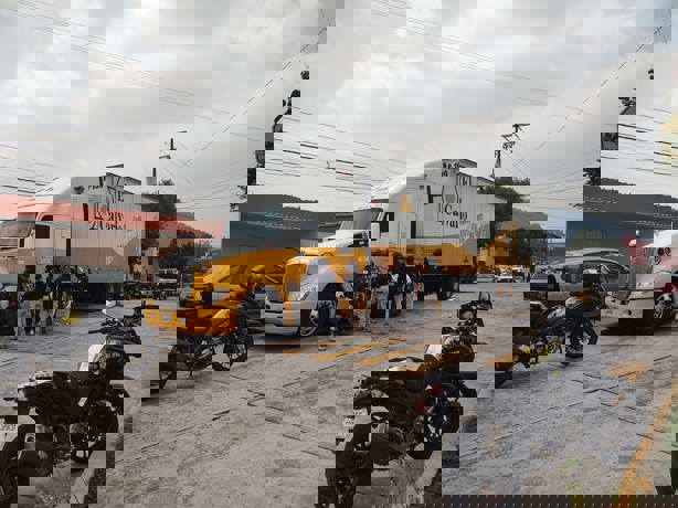 Tráiler arranca barda y aplasta a mujer en tianguis de Xalapa