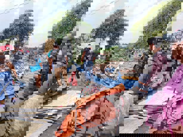 Tráiler arranca barda y aplasta a mujer en tianguis de Xalapa