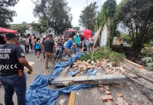 Tráiler arranca barda y aplasta a mujer en tianguis de Xalapa