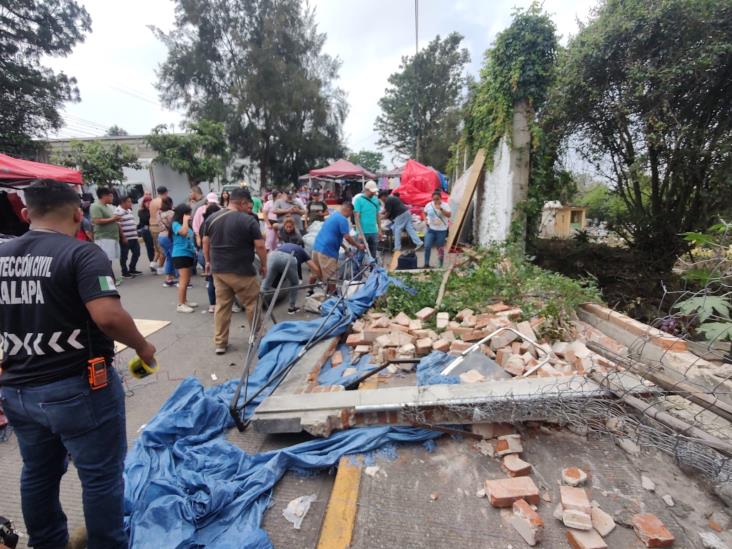 Tráiler arranca barda y aplasta a mujer en tianguis de Xalapa