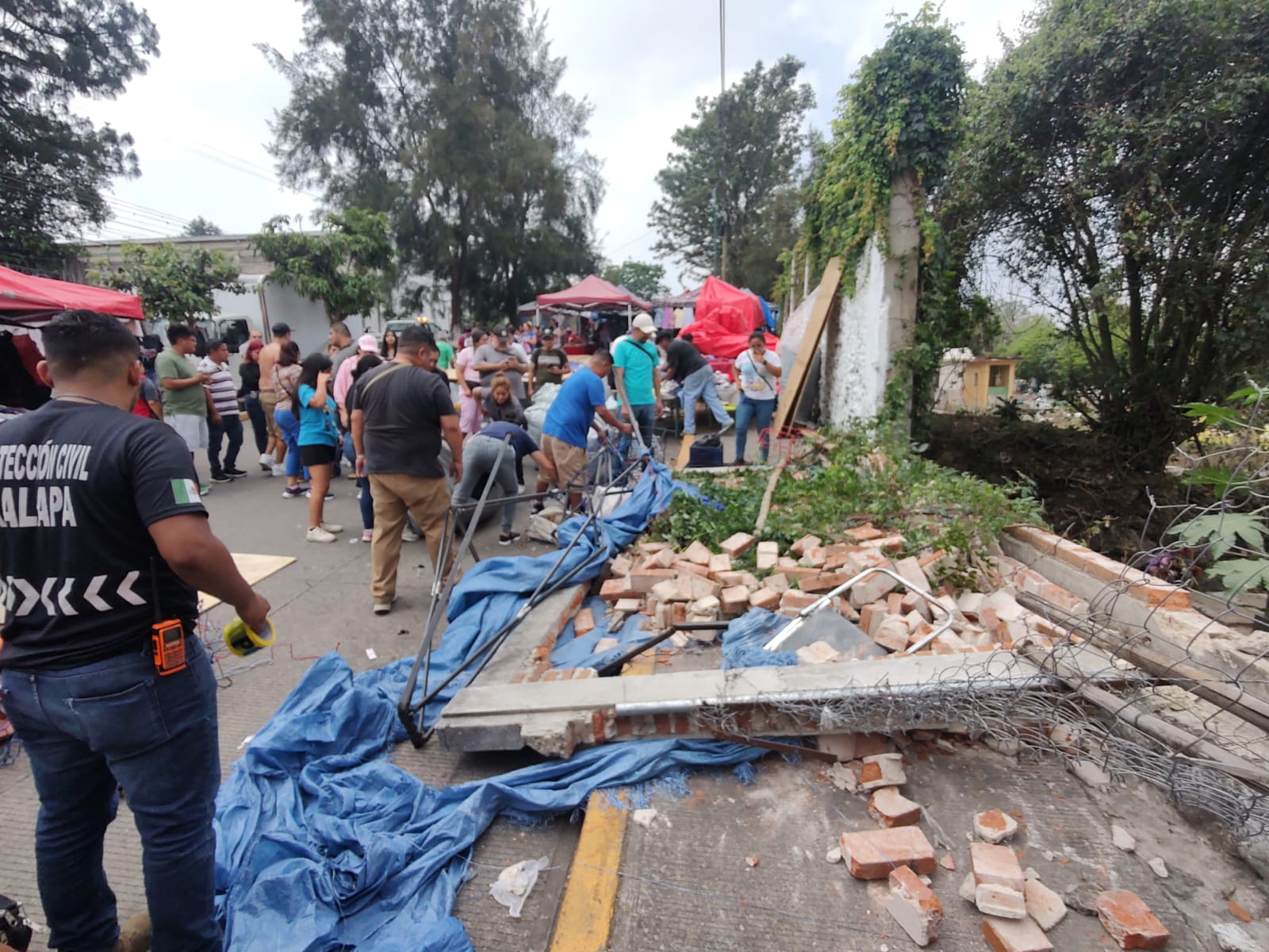 Tráiler arranca barda y aplasta a mujer en tianguis de Xalapa