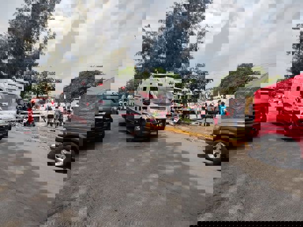 Tráiler arranca barda y aplasta a mujer en tianguis de Xalapa