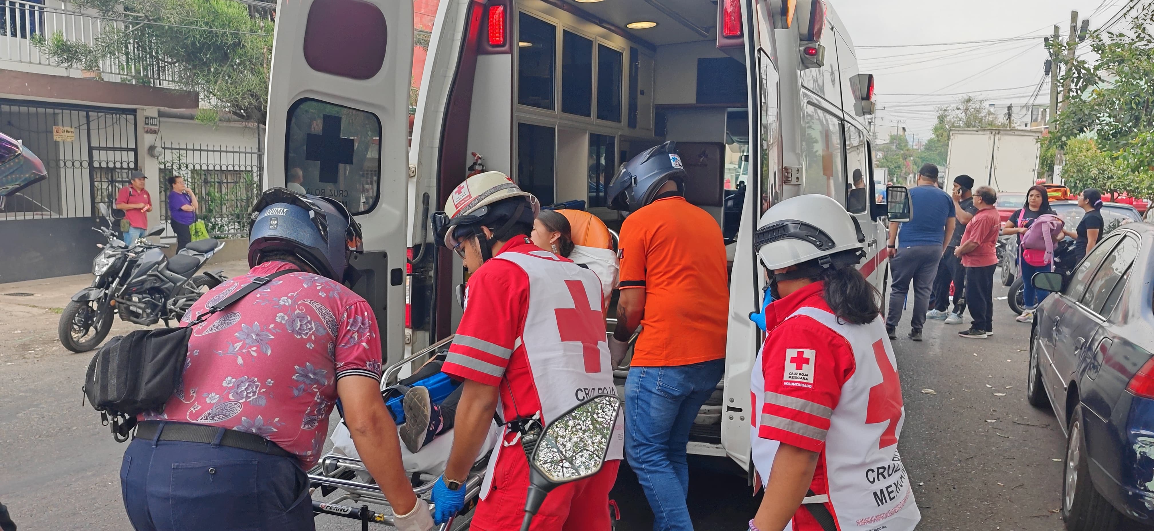 Mujer atropellada por motociclista en la avenida  28 de Agosto en Xalapa