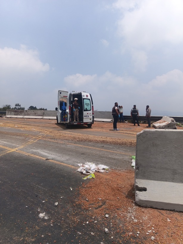 Tráiler con alimento vuelca y termina saqueado e incendiado en libramiento de Xalapa- Perote