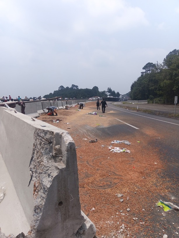 Tráiler con alimento vuelca y termina saqueado e incendiado en libramiento de Xalapa- Perote