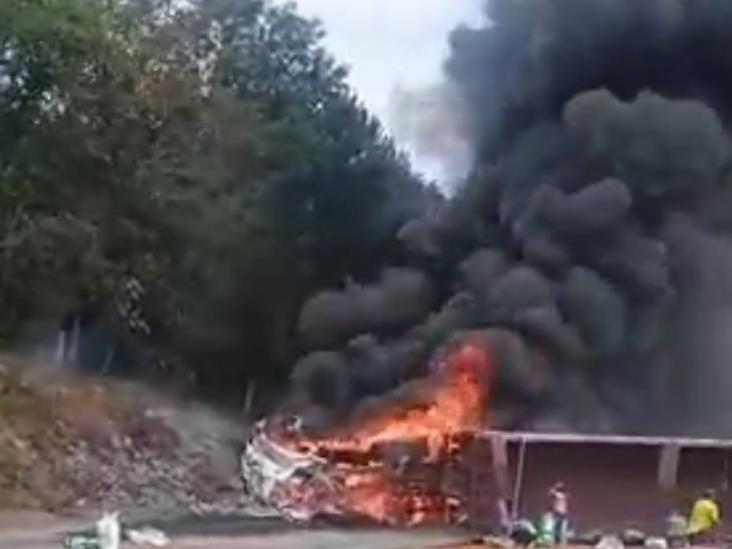 Tráiler con alimento vuelca y termina saqueado e incendiado en libramiento de Xalapa- Perote