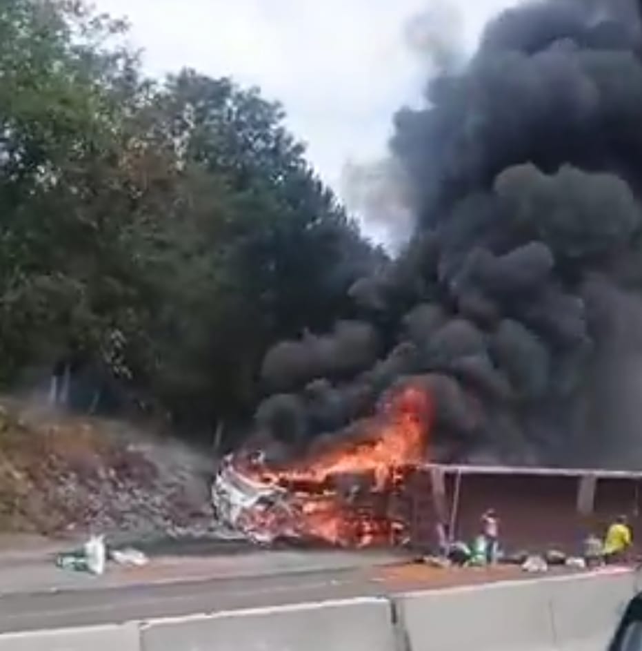 Tráiler con alimento vuelca y termina saqueado e incendiado en libramiento de Xalapa- Perote
