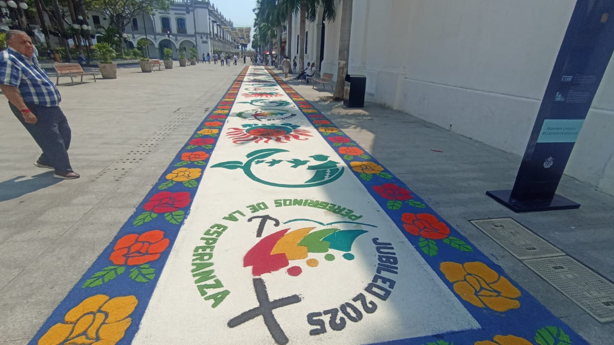 Tapete monumental adorna la Catedral de Veracruz por los 501 años de la llegada franciscana