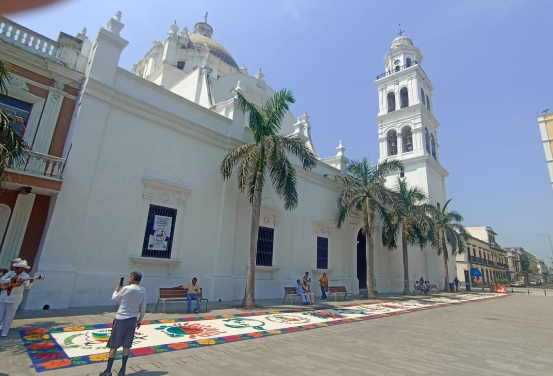 Tapete monumental adorna la Catedral de Veracruz por los 501 años de la llegada franciscana