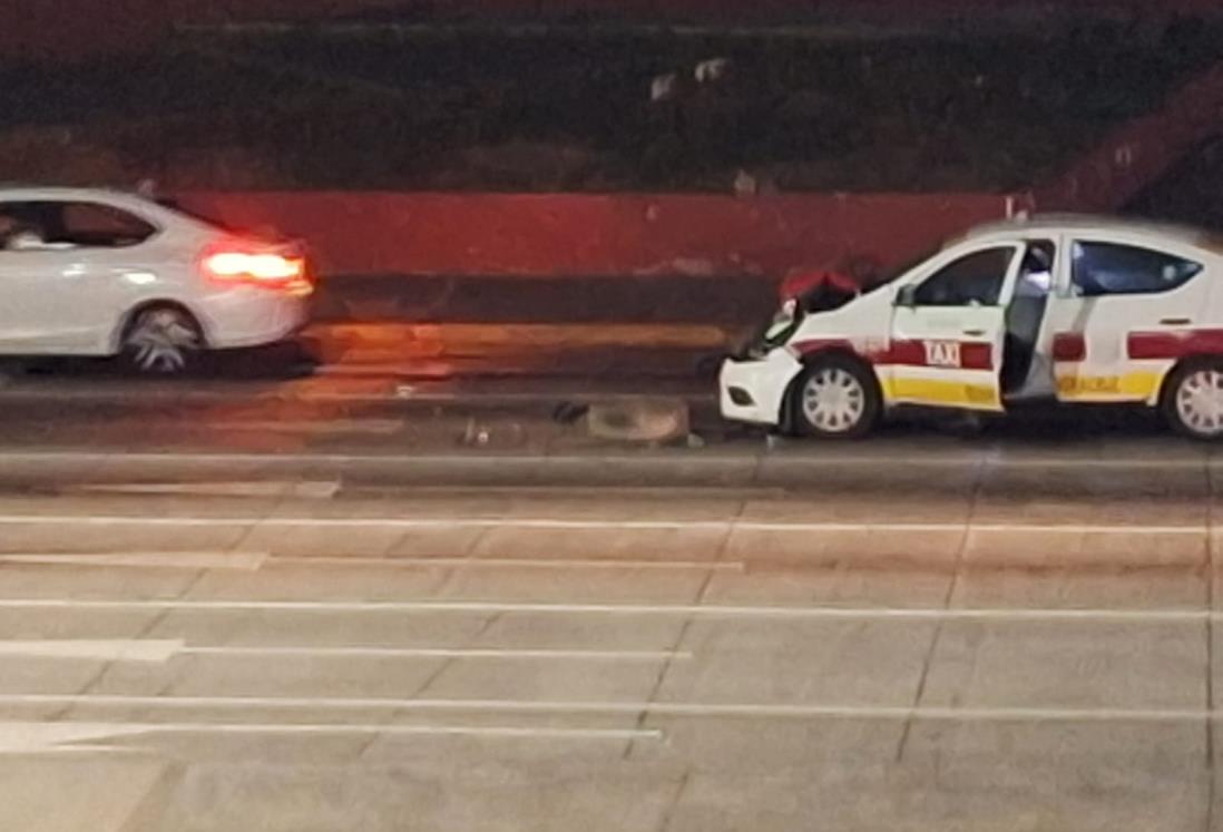 Taxista choca contra camioneta en bulevar Ruiz Cortines en Boca del Río
