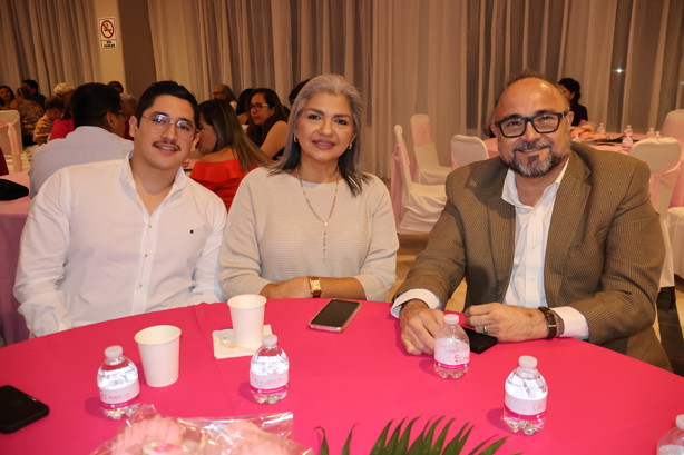 Se llevó a cabo la Pasarela Rosa 2025 a beneficio de la asociación MAM