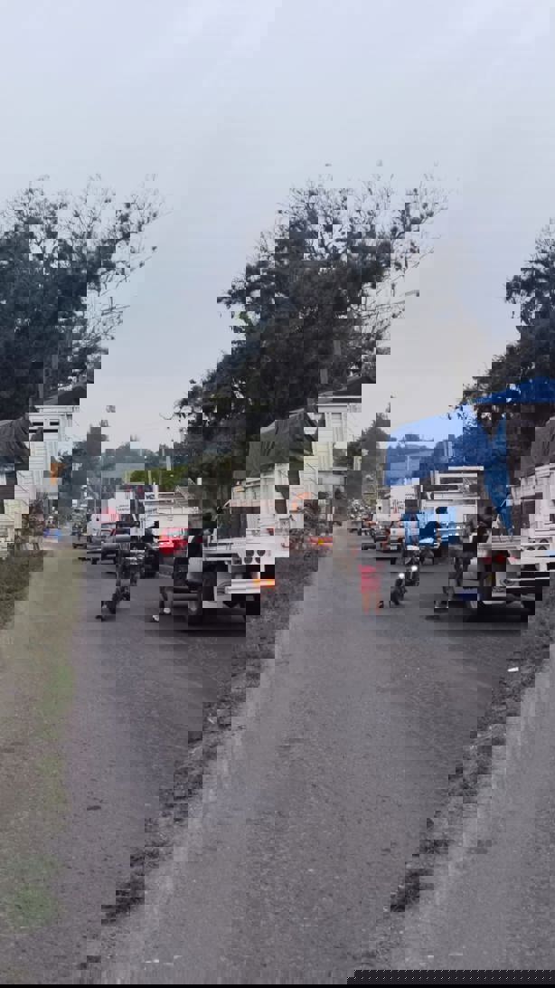 Habitantes de Coscomatepec bloquean carretera Fortín-Huatusco; por esto protestan