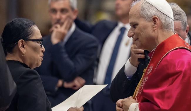 Así recibió el papa León XIV la invitación oficial para visitar México| VIDEO