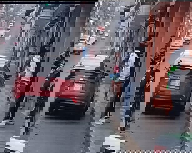 Taxi y auto protagonizan choque en la calle Revolución en Xalapa 