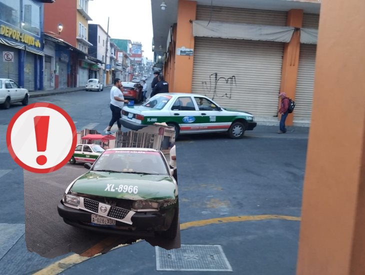 Taxi y auto protagonizan choque en la calle Revolución en Xalapa 