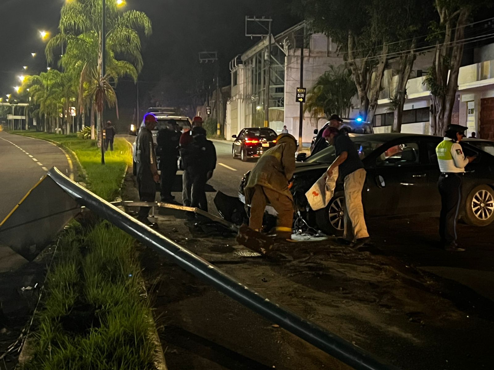 Caos en el bulevar Xalapa-Coatepec: auto choca y derriba poste en La Florida