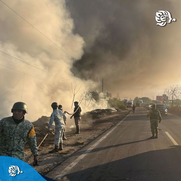 Intenso incendio cierra la vialidad en la carretera Coatzacoalcos-Minatitlán