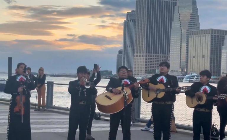 Llevan mariachi al Puente de Brooklyn; cantan Amor Eterno 