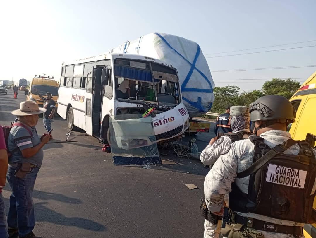 Autobús impacta vagones del Tren Maya remolcados por tráiler en la Coatza-Villa