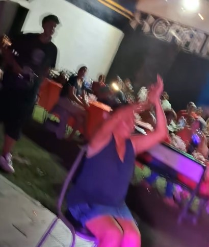 Captan en VIDEO momento en que joven intenta agredir a un payaso durante una fiesta