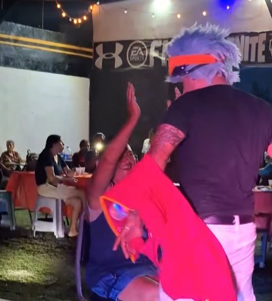 Captan en VIDEO momento en que joven intenta agredir a un payaso durante una fiesta