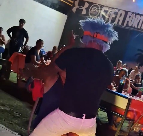 Captan en VIDEO momento en que joven intenta agredir a un payaso durante una fiesta