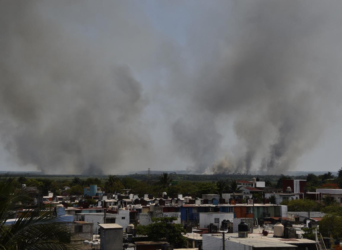 Espesa capa de humo cubre a Coatzacoalcos; neumólogo advierte complicaciones a la salud