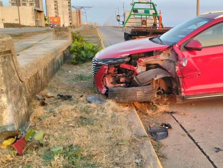 Conductor se impacta contra banca de concreto en malecón de Coatzacoalcos
