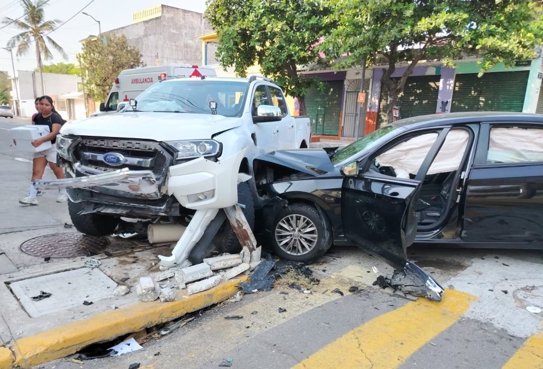 Fuerte choque entre auto y camioneta en colonia Flores Magón deja daños frente a un hotel