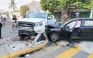 Fuerte choque entre auto y camioneta en colonia Flores Magón deja daños frente a un hotel