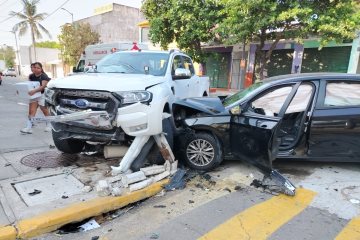 Fuerte choque entre auto y camioneta en colonia Flores Magón deja daños frente a un hotel