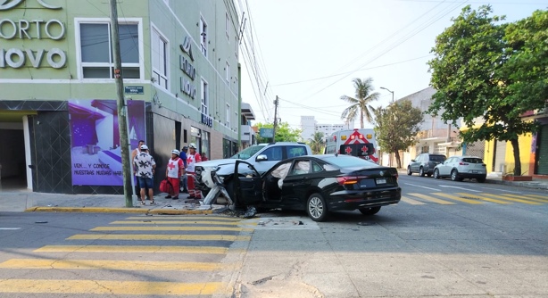 Fuerte choque entre auto y camioneta en colonia Flores Magón deja daños frente a un hotel