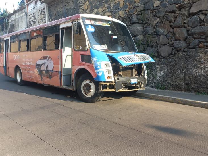 Autobús urbano se estrella en Xalapa tras fallar frenos