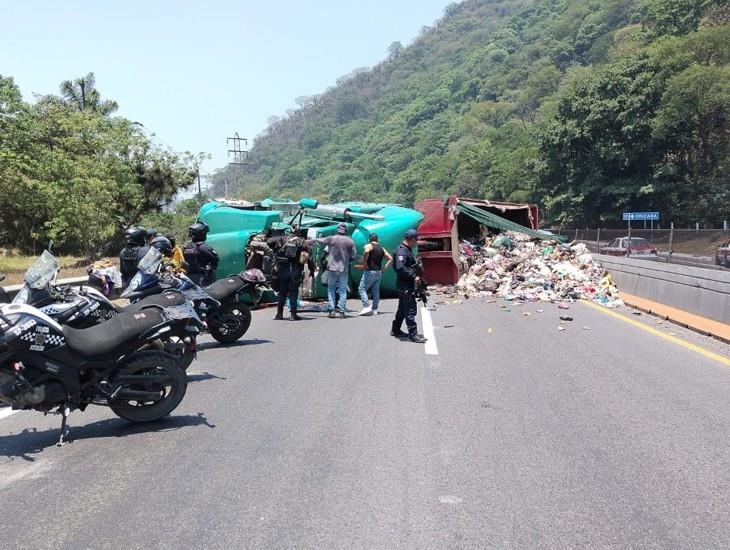 Vuelca tráiler y esparce basura sobre la autopista Orizaba-Puebla