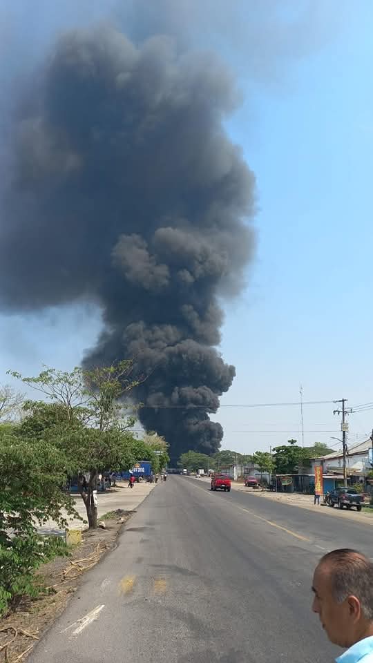 Tren choca con una pipa en Tres Valles y deja 2 muertos además de 4 heridos
