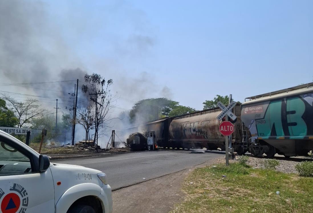 Tren choca con una pipa en Tres Valles y deja 2 muertos además de 4 heridos