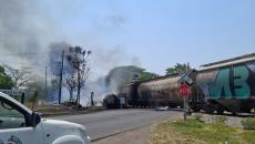 Tren choca con una pipa en Tres Valles y deja 2 muertos además de 4 heridos