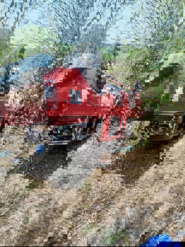 Vuelca camioneta en Cardel; era de Protección Civil de Misantla
