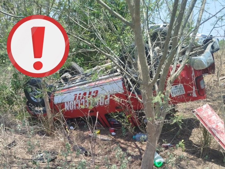 Vuelca camioneta en Cardel; era de Protección Civil de Misantla