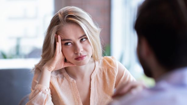 ¿Lo sabías? Esto significa apartar la mirada al hablar, según la psicología