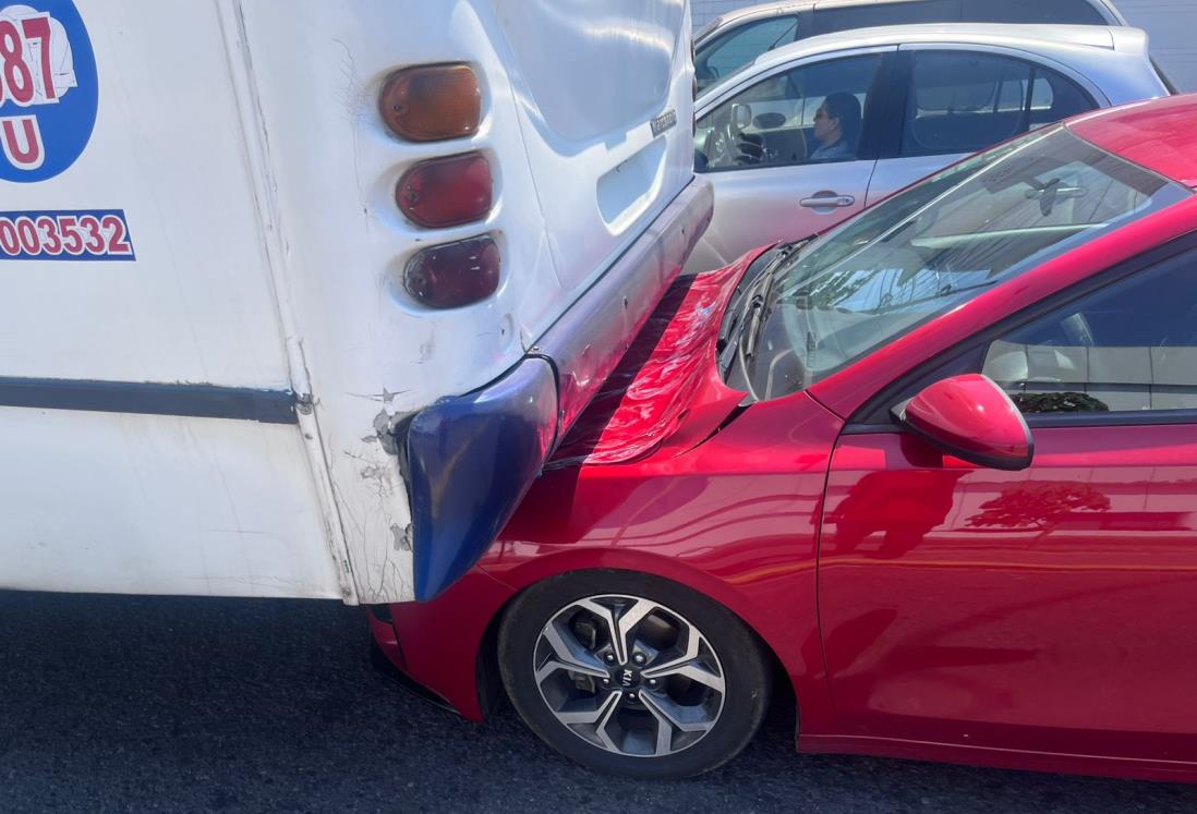 Auto choca contra un autobús de pasajeros en el fraccionamiento Reforma, Veracruz